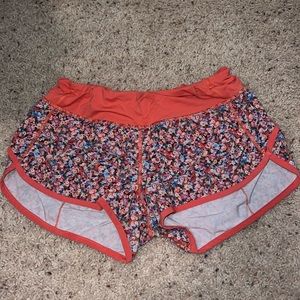 Lululemon Speed Up 2.5” Size 6 Pink/ Multicolored Flower Shorts.